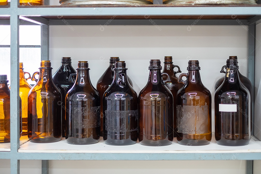 Frasco de solvente no laboratório químico. Gestão de resíduos, perigo, reciclar e conceito de poluição