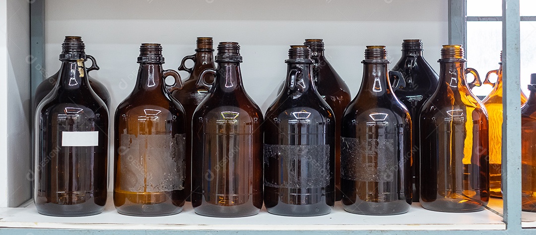 Frasco de solvente no laboratório químico. Gestão de resíduos, perigo, reciclar e conceito de poluição