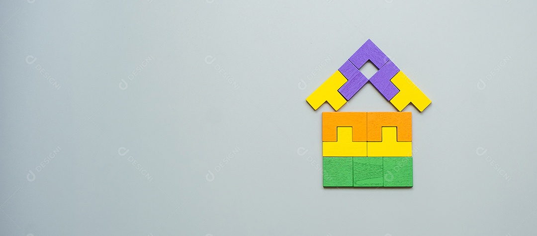 Bloco de forma em casa com peças de quebra-cabeça de madeira coloridas em fundo cinza. pensamento lógico, lógica de negócios, soluções, racional, casa