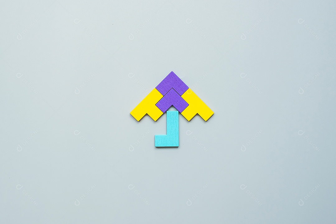 Bloco de forma de guarda-chuva de peça de quebra-cabeça de madeira colorida em fundo cinza. pensamento lógico, lógica de negócios, enigma