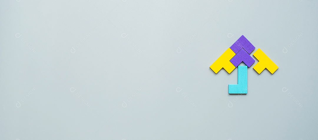 Bloco de forma de guarda-chuva de peça de quebra-cabeça de madeira colorida em fundo cinza. pensamento lógico, lógica de negócios, enigma