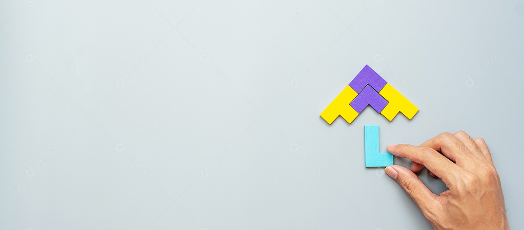 Bloco de forma de guarda-chuva de peça de quebra-cabeça de madeira colorida em fundo cinza. pensamento lógico, lógica de negócios, enigma