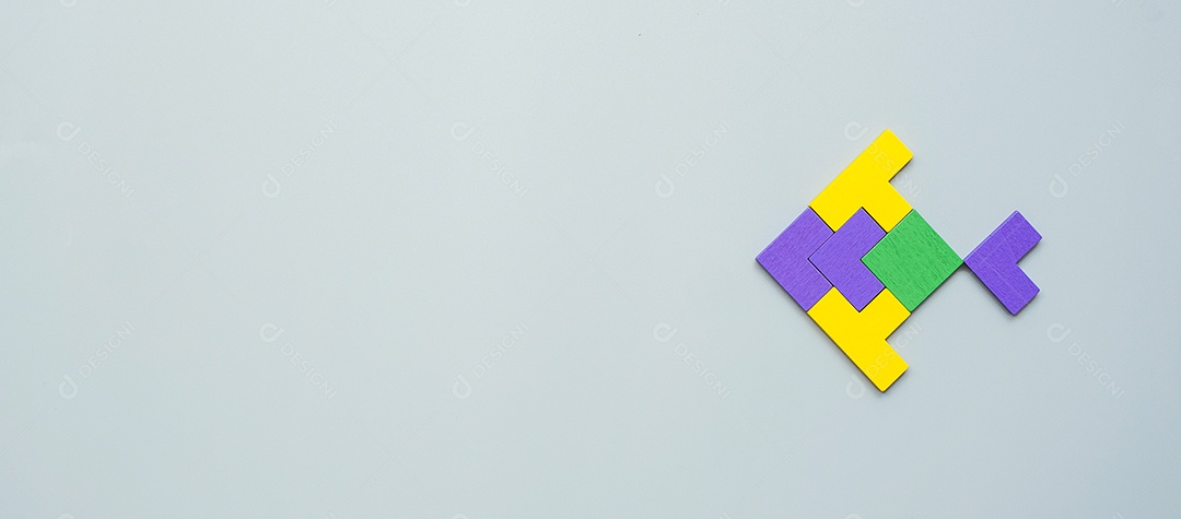 Bloco de forma de peixe de peça de quebra-cabeça de madeira colorida em fundo cinza. pensamento lógico, lógica de negócios, enigma, decisão