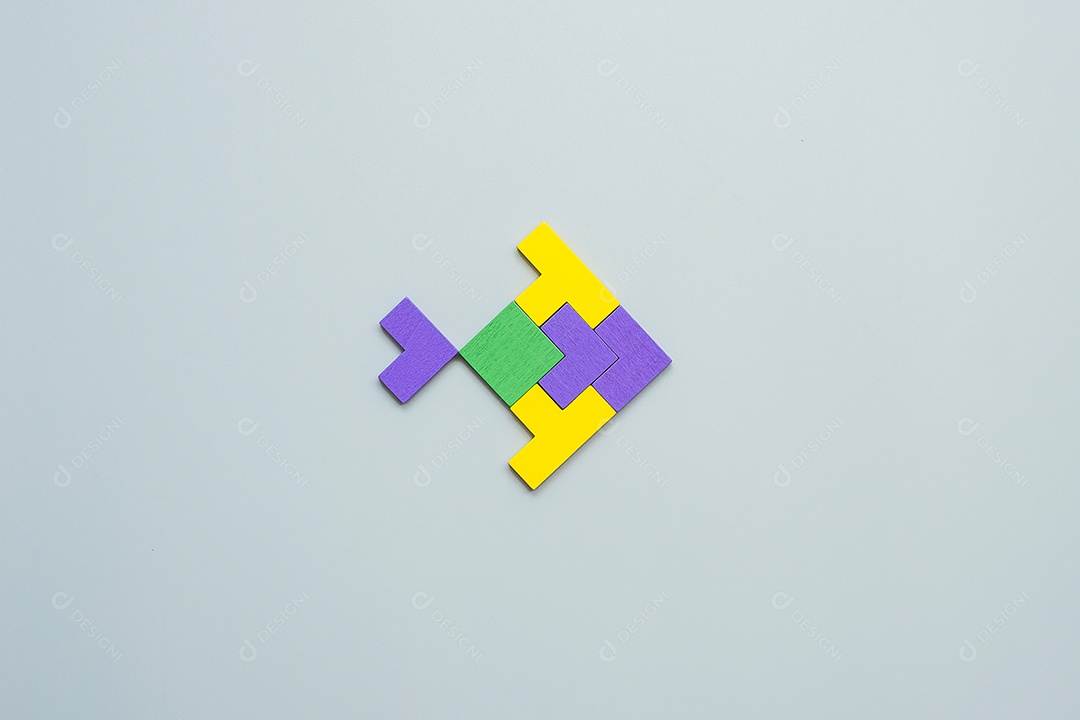 Bloco de forma de peixe de peça de quebra-cabeça de madeira colorida em fundo cinza. pensamento lógico, lógica de negócios, enigma, decisão