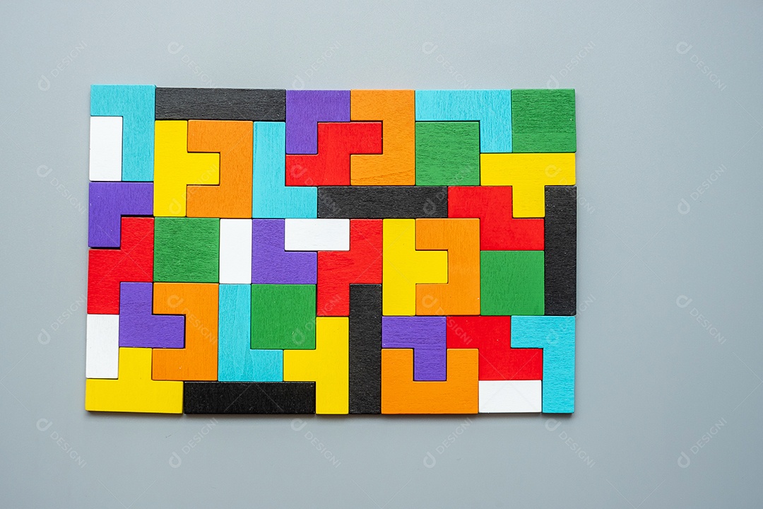 bloco de forma geométrica com fundo de peça de quebra-cabeça de madeira colorida. pensamento lógico, lógica de negócios, enigma, decisão