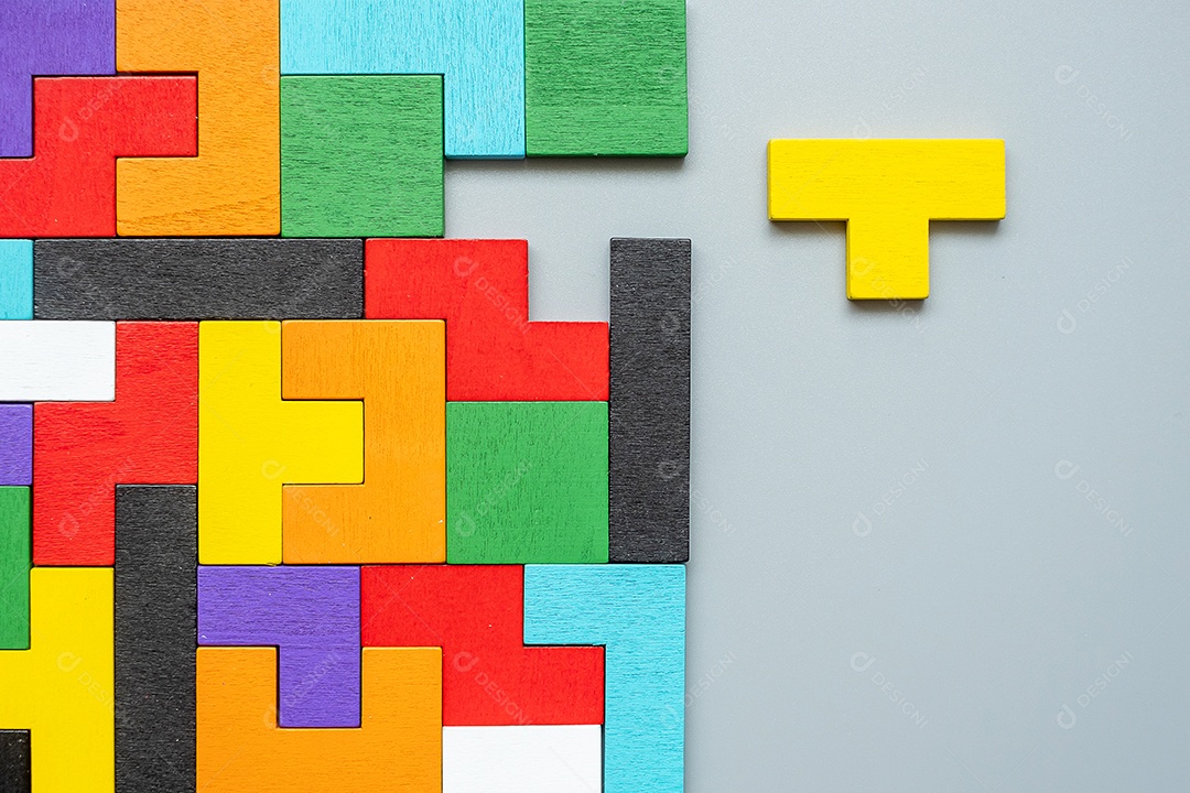 bloco de forma geométrica com fundo de peça de quebra-cabeça de madeira colorida. pensamento lógico, lógica de negócios, enigma, decisão