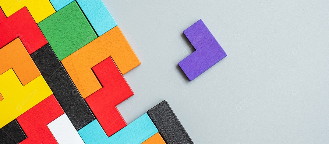 bloco de forma geométrica com fundo de peça de quebra-cabeça de madeira colorida. pensamento lógico, lógica de negócios, enigma, decisão