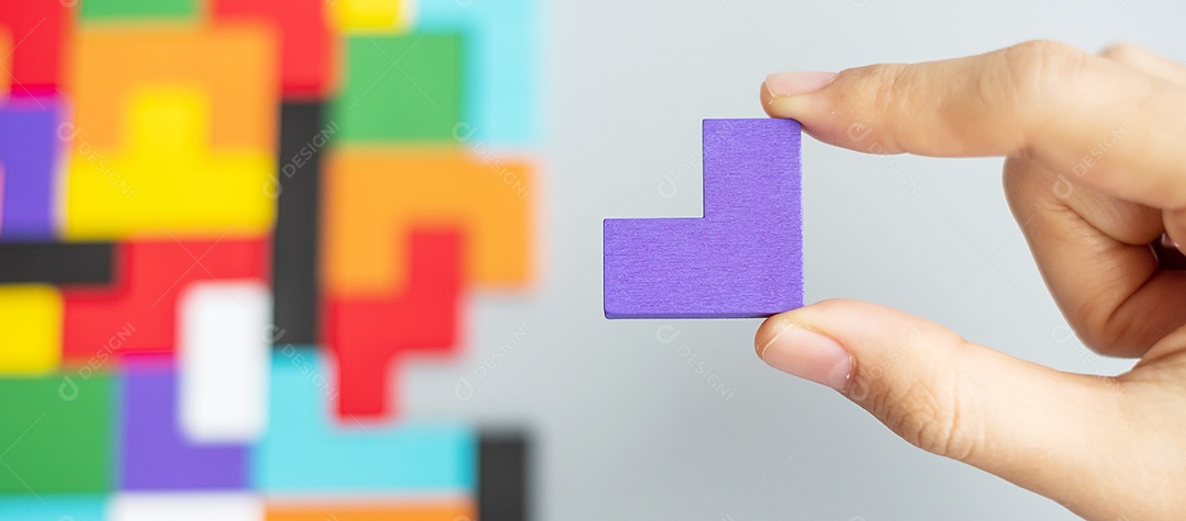 bloco de forma geométrica com fundo de peça de quebra-cabeça de madeira colorida. pensamento lógico, lógica de negócios, enigma, decisão