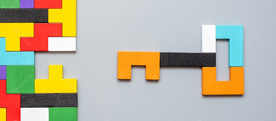 Forma de chave e fechadura de peças de quebra-cabeça de madeira coloridas geométricas. pensamento lógico, lógica de negócios, enigma