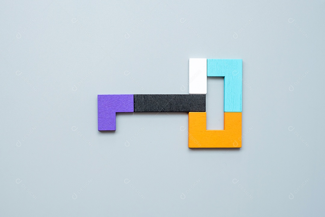 Forma de chave e fechadura de peças de quebra-cabeça de madeira coloridas geométricas. pensamento lógico, lógica de negócios, enigma