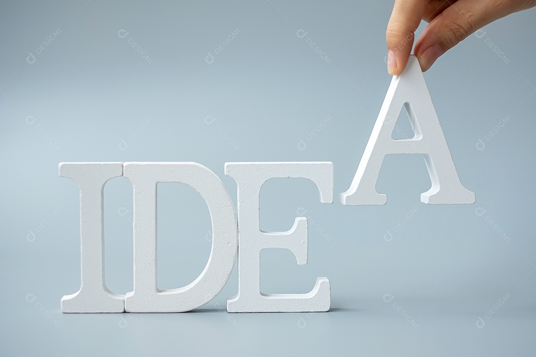 Mão de empresário segurando o texto de ideias de madeira sobre fundo cinza. Novo conceito criativo, inovação, imaginação, inspiração, solução 8