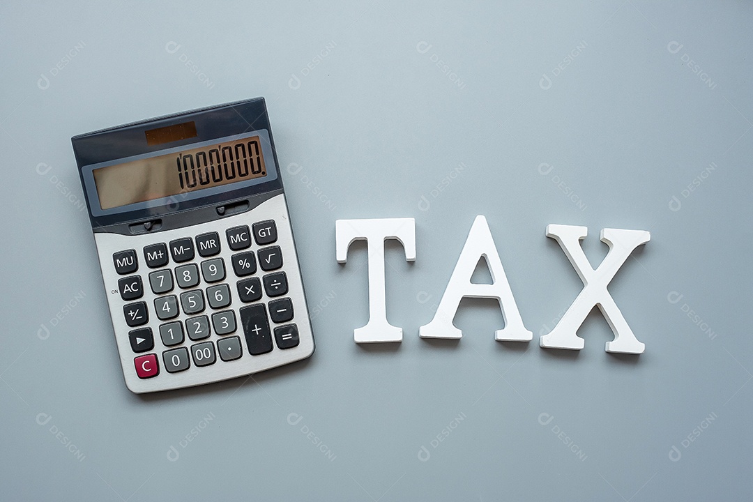 Texto de imposto com calculadora em fundo cinza. investimento e tempo para tributar conceitos