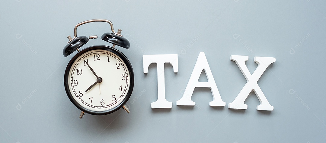 Texto de imposto com calculadora e despertador em fundo cinza. investimento e tempo para tributar conceitos