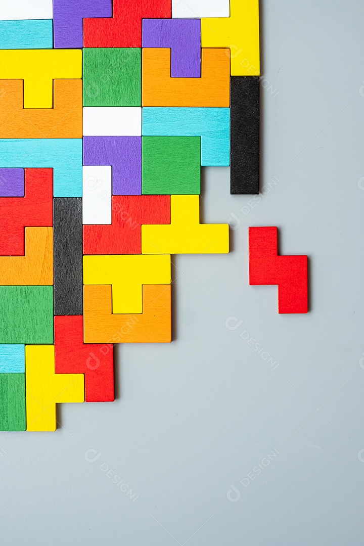 bloco de forma geométrica com fundo de peça de quebra-cabeça de madeira colorida. pensamento lógico, lógica de negócios, enigma, decisão, soluções