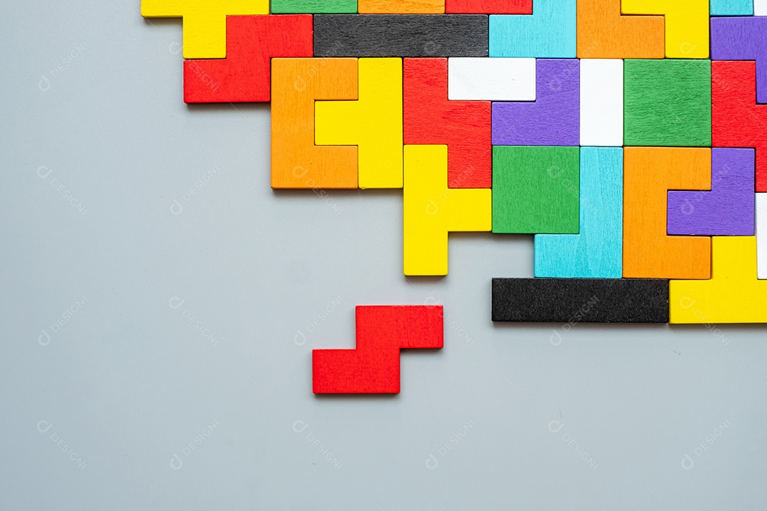 bloco de forma geométrica com fundo de peça de quebra-cabeça de madeira colorida. pensamento lógico, lógica de negócios, enigma, decisão, soluções