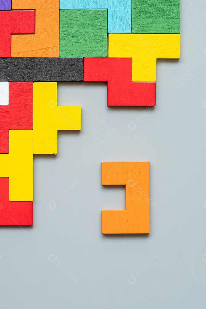 bloco de forma geométrica com fundo de peça de quebra-cabeça de madeira colorida. pensamento lógico, lógica de negócios, enigma, decisão, soluções