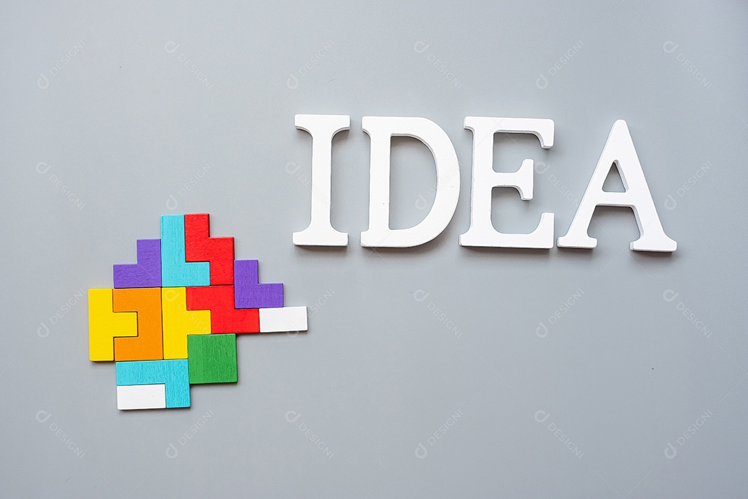 Texto de ideia com peças de quebra-cabeça de madeira coloridas em fundo cinza. pensamento lógico, lógica de negócios, enigma, inspiração, soluções, racional, missão, sucesso, objetivos e conceitos de estratégia