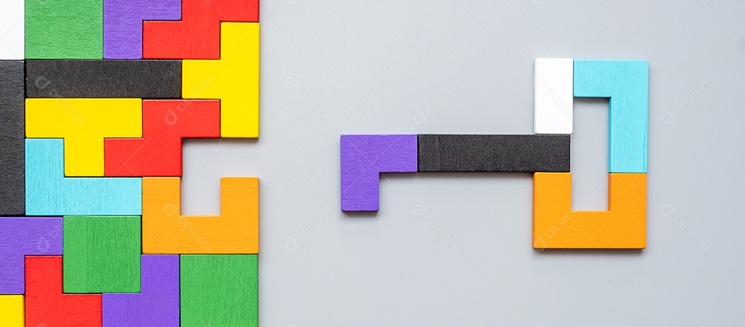 Forma de chave e fechadura de peças de quebra-cabeça de madeira coloridas geométricas. pensamento lógico, lógica de negócios, enigma