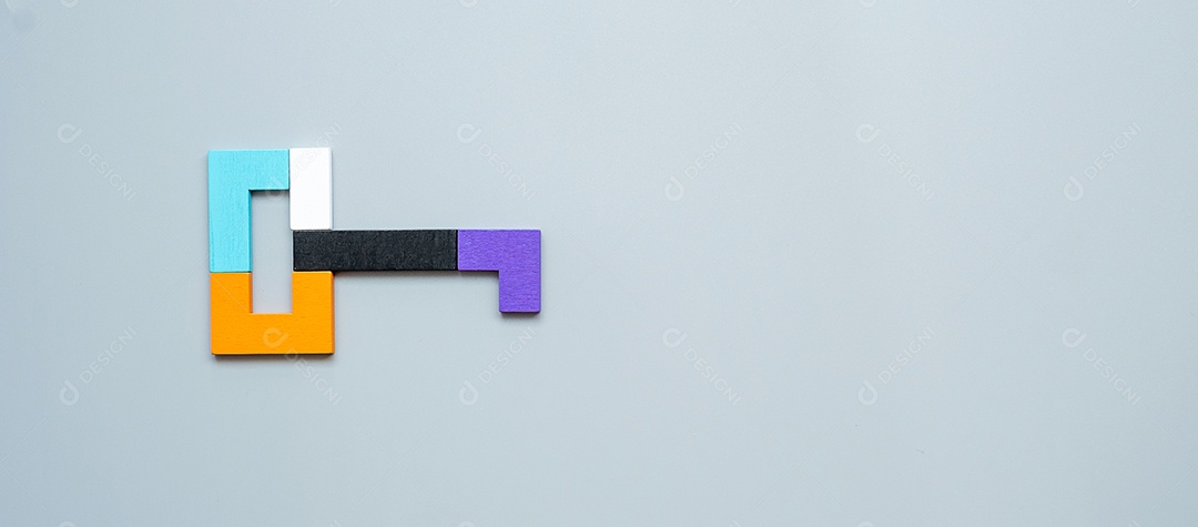 Forma de chave e fechadura de peças de quebra-cabeça de madeira coloridas geométricas. pensamento lógico, lógica de negócios, enigma