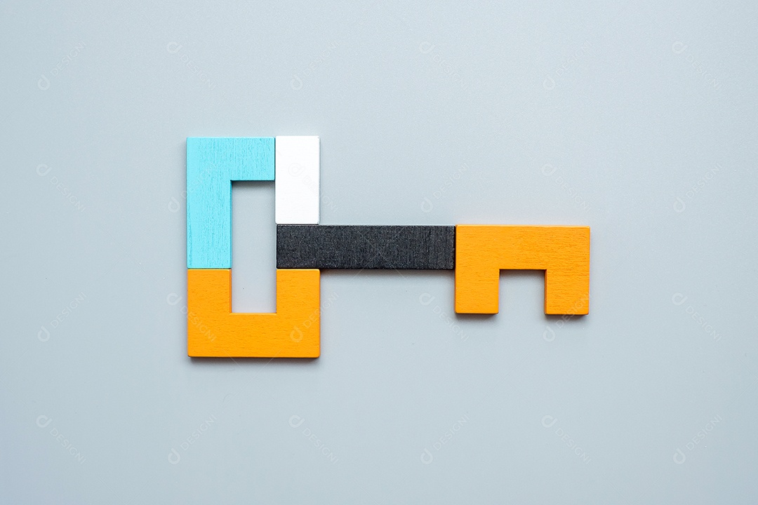 Forma de chave e fechadura de peças de quebra-cabeça de madeira coloridas geométricas. pensamento lógico, lógica de negócios, enigma