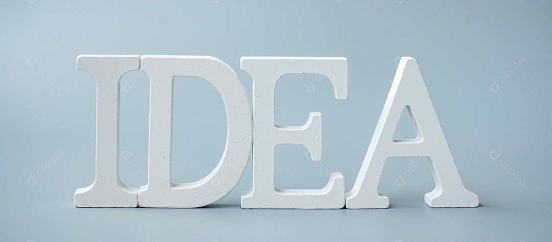 Mão de empresário segurando o texto de ideias de madeira sobre fundo cinza. Novo conceito criativo, inovação, imaginação, inspiração, solução, estratégia e OBJETIVO