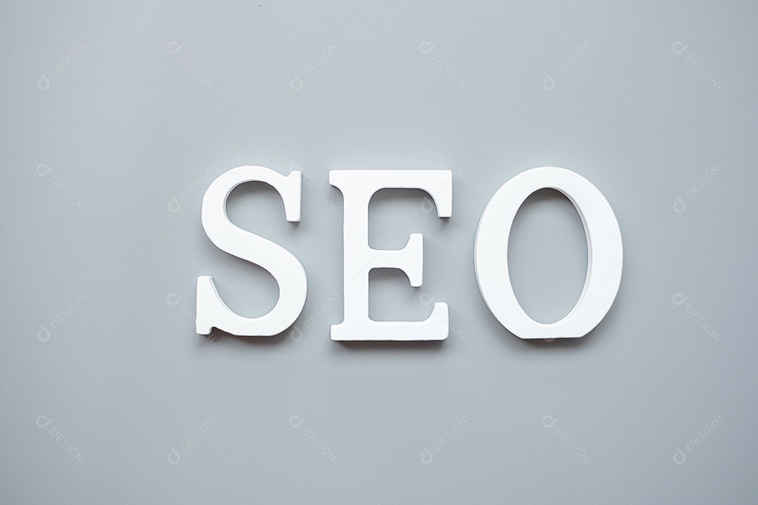 Texto de SEO (Search Engine Optimization) em fundo cinza. Ideia, Visão, Estratégia, Análise, Palavra-chave e Conceito de Conteúdo