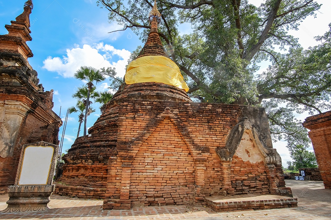 antigo templo em Inwa (Ava) perto de Mandalay em Myanmar (Birmânia). Conceitos de viagem do Sudeste Asiático