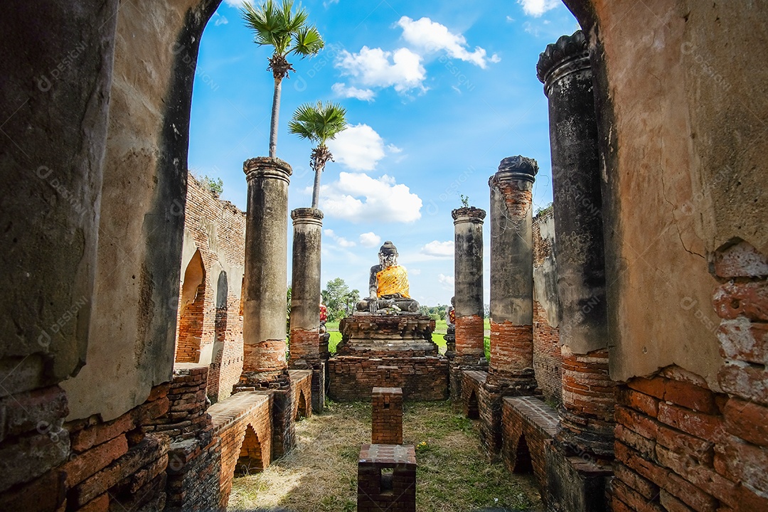 Estátua de Buda no antigo templo em Inwa (Ava) perto de Mandalay em Mianmar (Birmânia). Conceitos de viagem do Sudeste Asiático