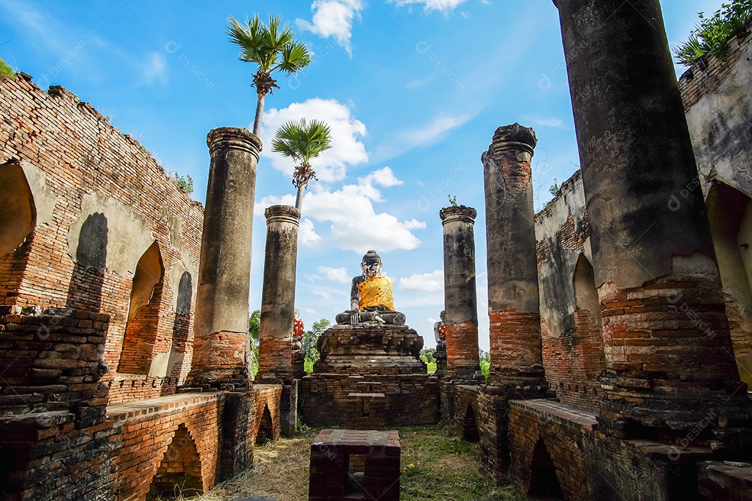 Estátua de Buda no antigo templo em Inwa (Ava) perto de Mandalay em Mianmar (Birmânia). Conceitos de viagem do Sudeste Asiático