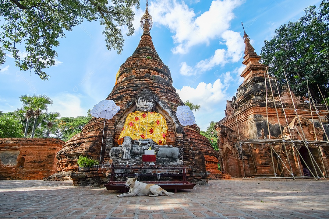 Estátua de Buda no antigo templo em Inwa (Ava) perto de Mandalay em Mianmar (Birmânia). Conceitos de viagem do Sudeste Asiático