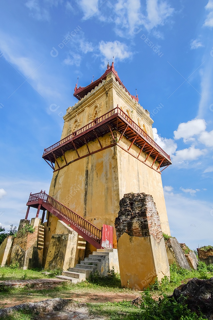 Nanmyin ou torre de vigia de Ava (Inwa) na Birmânia (Myanmar). Marco e popular para atrações turísticas. Conceitos de viagem do Sudeste Asiático