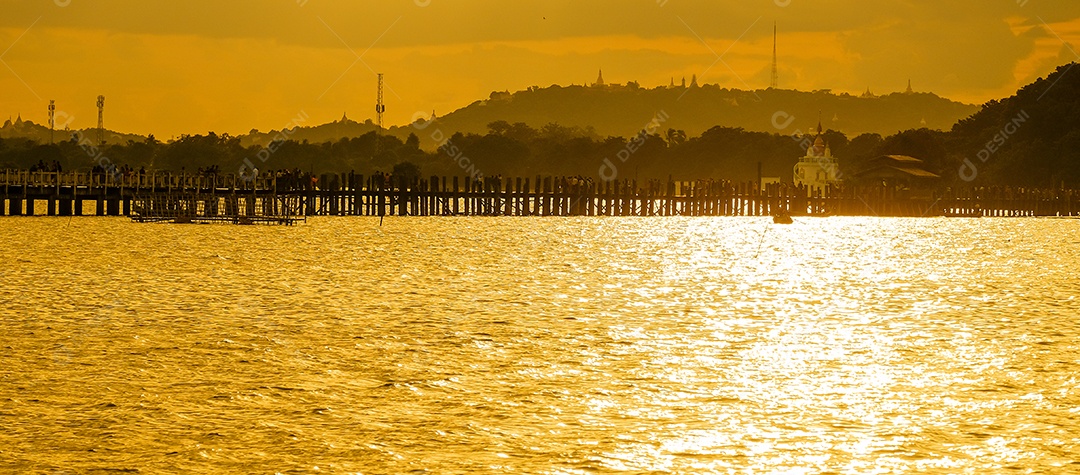 U bein ponte ao pôr do sol, é uma travessia que atravessa o Lago Taungthaman perto de Amarapura em Myanmar (Birmânia). Marco