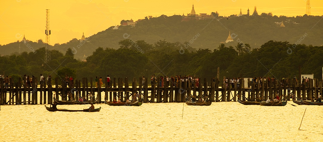 U bein ponte ao pôr do sol, é uma travessia que atravessa o Lago Taungthaman perto de Amarapura em Myanmar (Birmânia). Marco