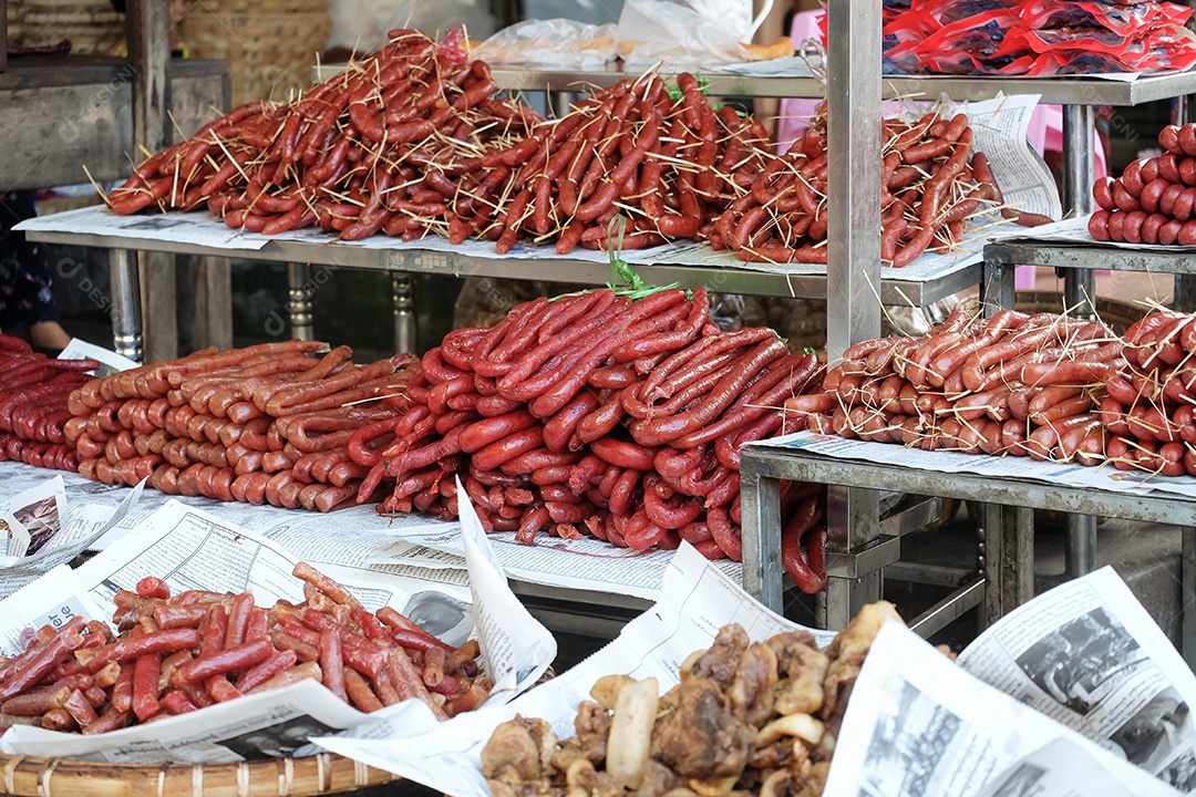 Produtos de carne e alimentos de rua na loja local de mesa no mercado Zegyo pela manhã. Mandalay, Mianmar