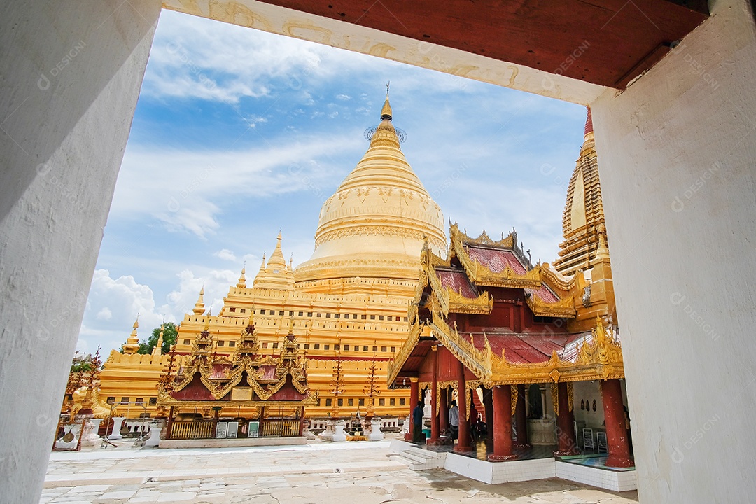 Shwezigon Pagoda é um templo budista localizado na cidade de Nyaung-U, Bagan, Myanmar. A construção do pagode começou durante o reinado do rei