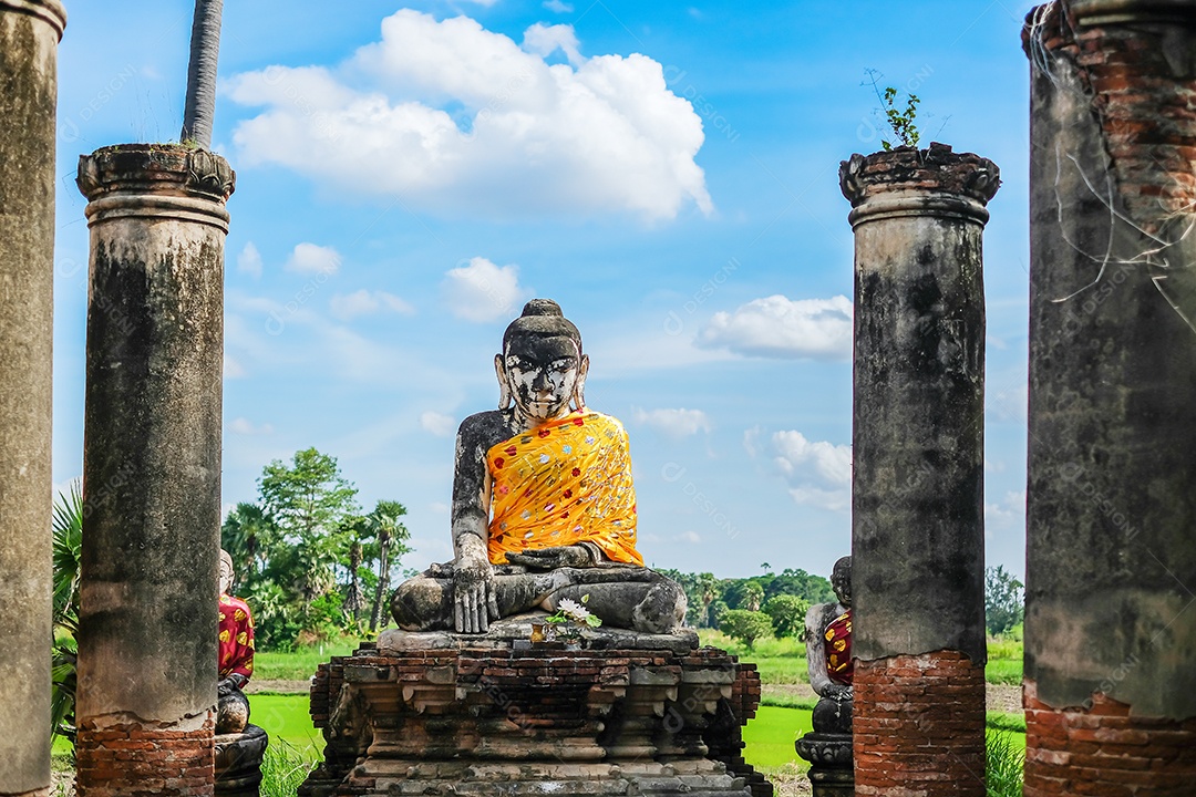 Estátua de Buda no antigo templo em Inwa (Ava) perto de Mandalay em Mianmar (Birmânia). Conceitos de viagem do Sudeste Asiático