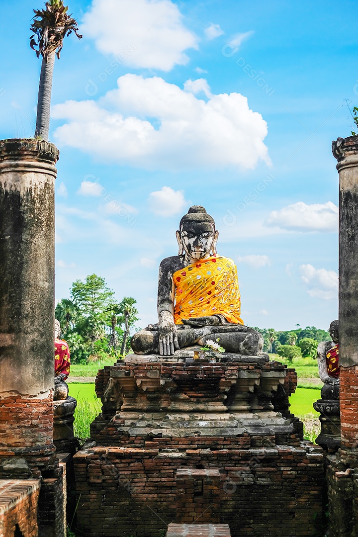 Estátua de Buda no antigo templo em Inwa (Ava) perto de Mandalay em Mianmar (Birmânia). Conceitos de viagem do Sudeste Asiático