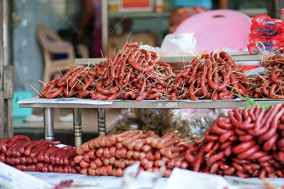 Produtos de carne e alimentos de rua na loja local de mesa no mercado Zegyo pela manhã. Mandalay, Mianmar