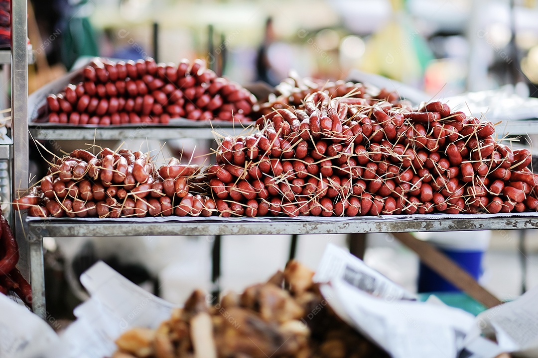 Produtos de carne e alimentos de rua na loja local de mesa no mercado Zegyo pela manhã. Mandalay, Mianmar