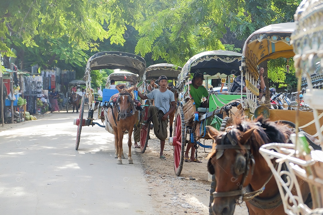 Carruagem de cavalos para turistas que viajam em Ava (Inwa) perto de Mandalay em Mianmar (Birmânia). Marco e popular para atrações turísticas