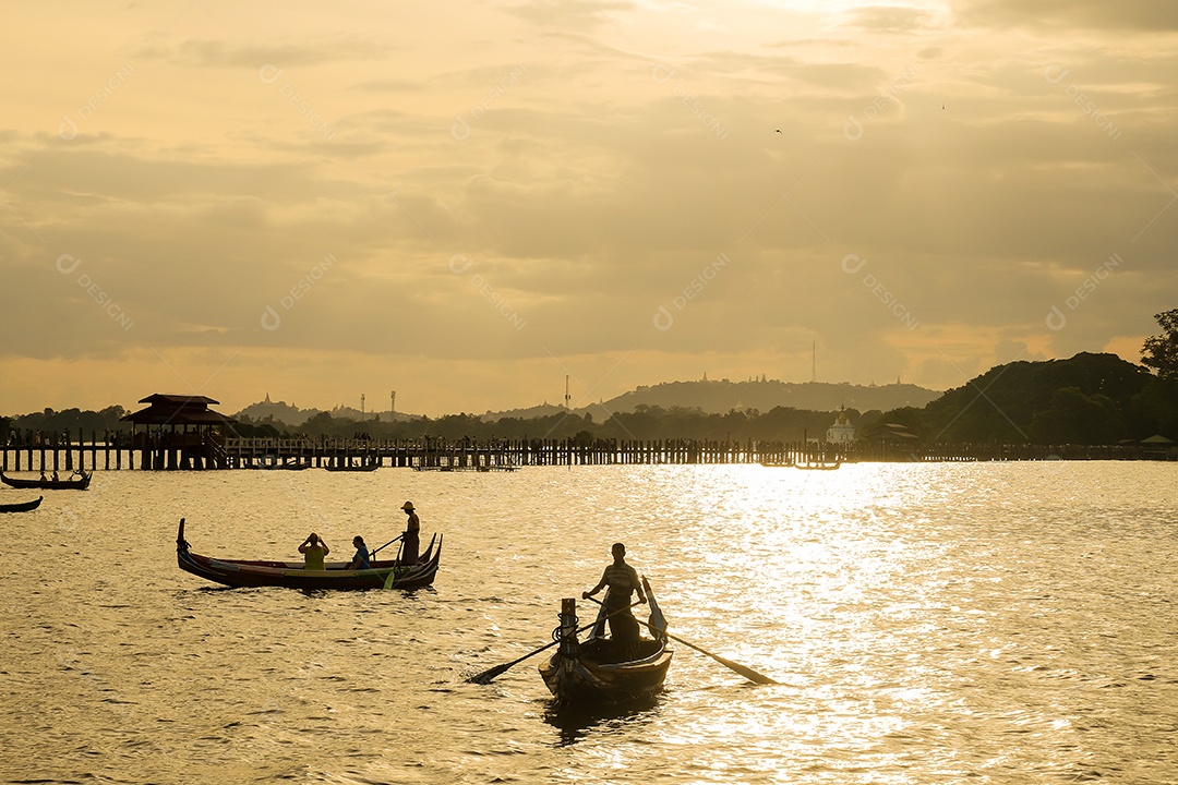 U bein ponte ao pôr do sol, é uma travessia que atravessa o Lago Taungthaman perto de Amarapura em Myanmar (Birmânia). Marco e popular para atrações turísticas
