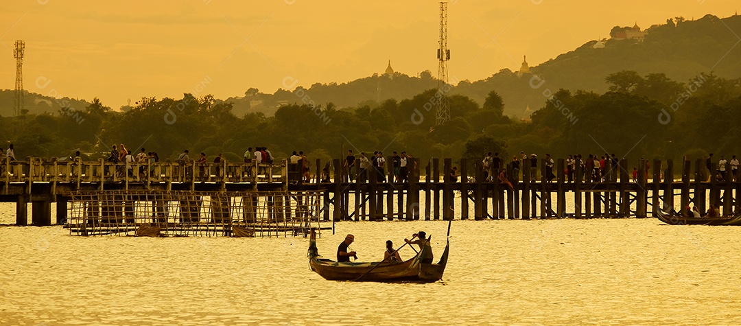 U bein bridge at sunset, is a crossing that crosses Lake Taungthaman near Amarapura in Myanmar (Burma). Landmark and popular for tourist attractions