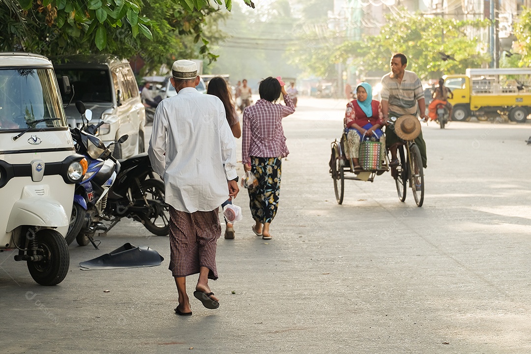 Estilo de vida birmanês na estrada local de manhã. Mandalay, Mianmar