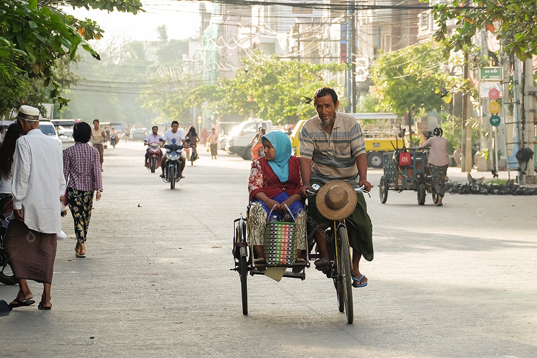 Estilo de vida birmanês na estrada local de manhã. Mandalay, Mianmar, 13 de agosto de 2018