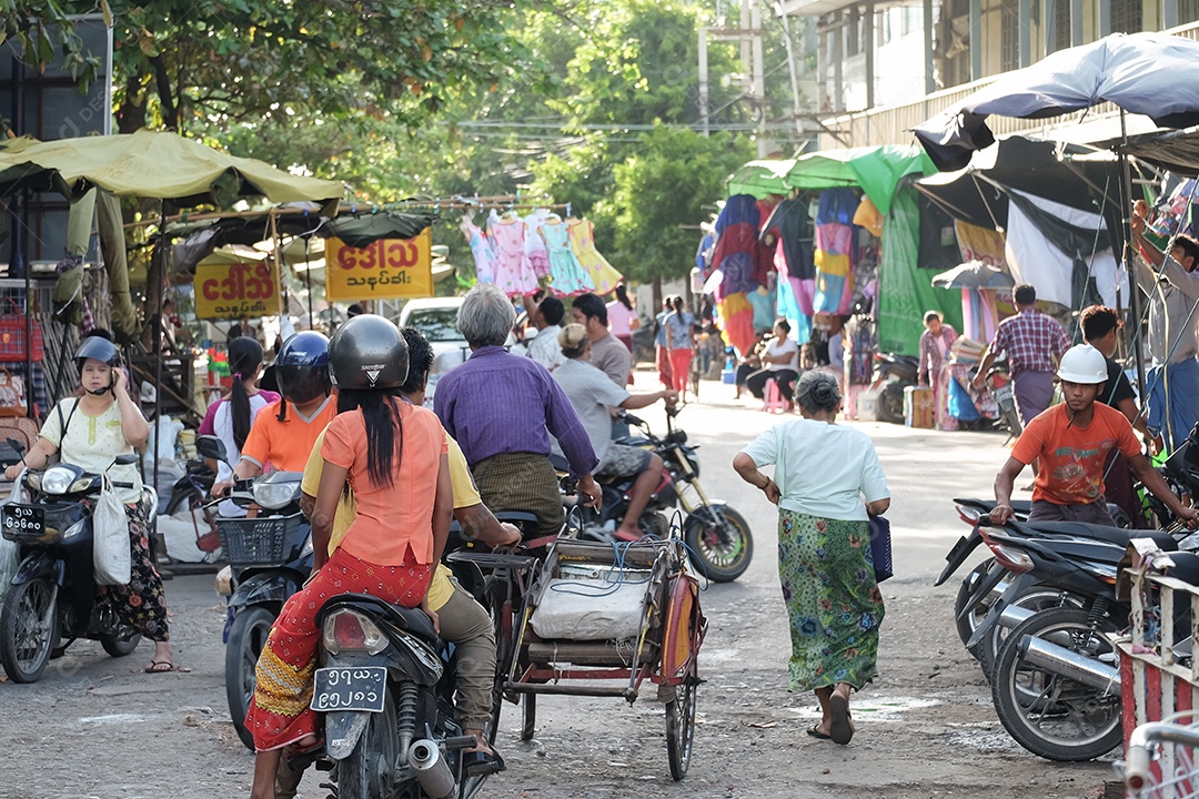 Estilo de vida birmanês na estrada local de manhã. Mandalay, Mianmar, 13 de agosto de 2018