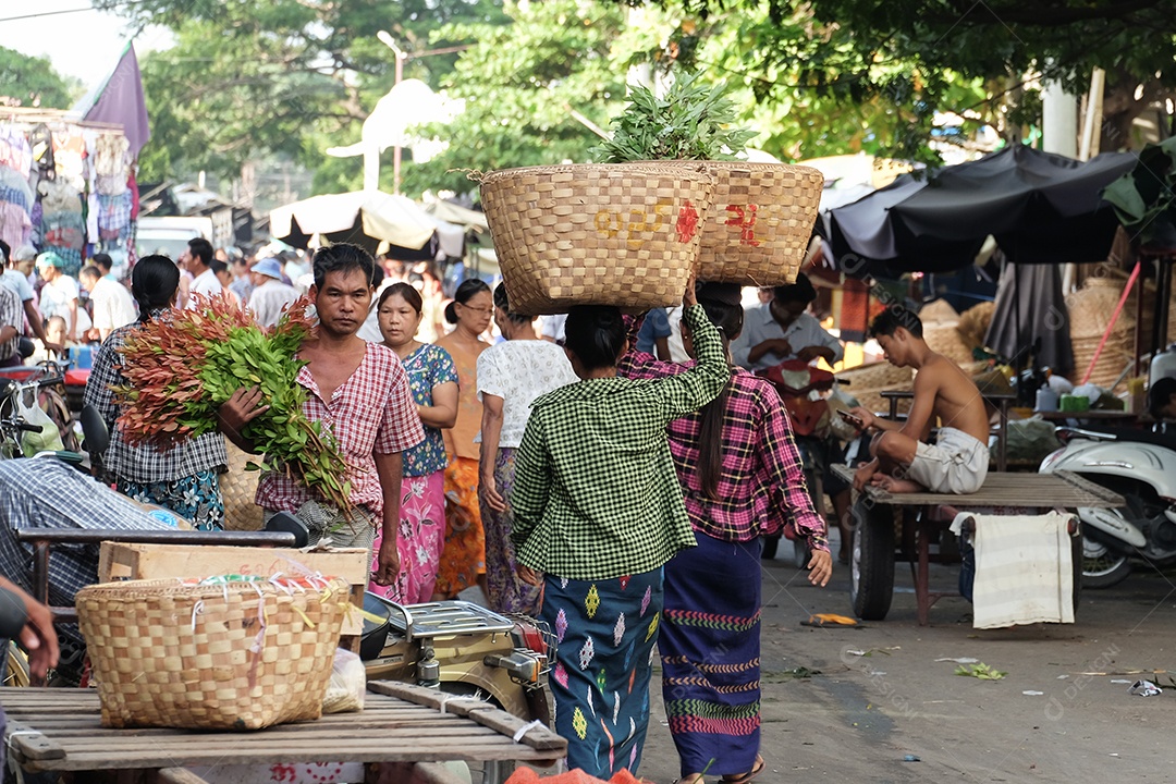 Estilo de vida birmanês na estrada local de manhã. Mandalay, Mianmar, 13 de agosto de 2018