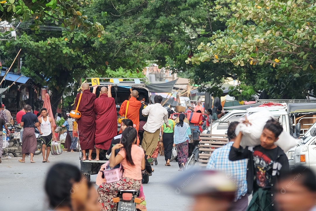 Estilo de vida birmanês no mercado Zegyo pela manhã. Mandalay, Mianmar