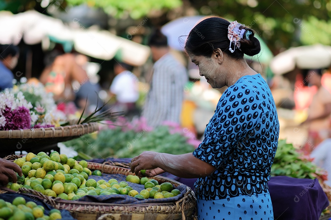 Estilo de vida birmanês no mercado Zegyo pela manhã. Mandalay, Mianmar