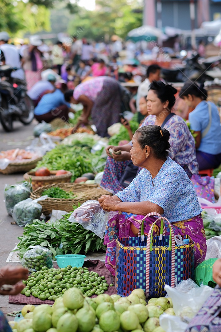 Estilo de vida birmanês na estrada local de manhã. Mandalay, Mianmar