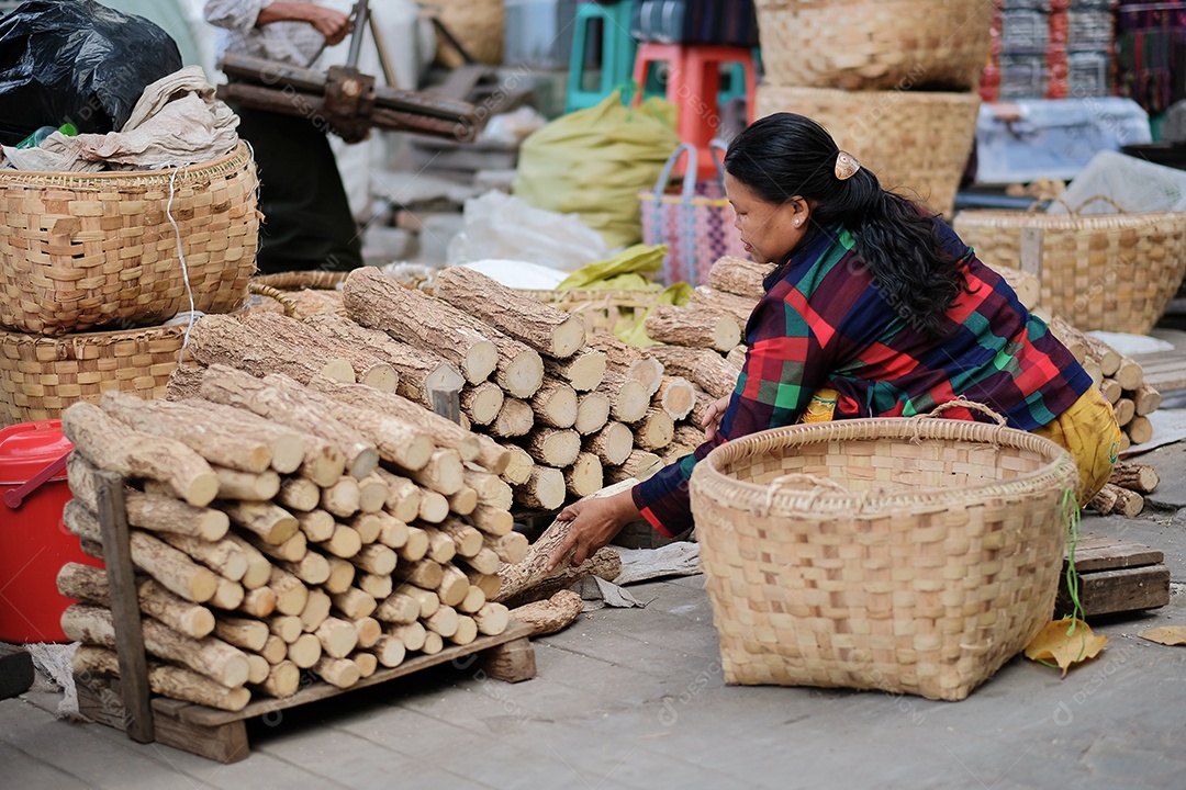 Estilo de vida birmanês na estrada local de manhã. Mandalay, Mianmar